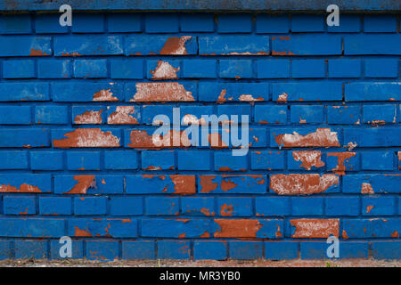 Mur de brique bleu, érodés et rugueuse avec des taches de briques orange venant par Banque D'Images