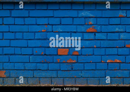 Mur de brique bleu, érodés et rugueuse avec des taches de briques orange venant par Banque D'Images
