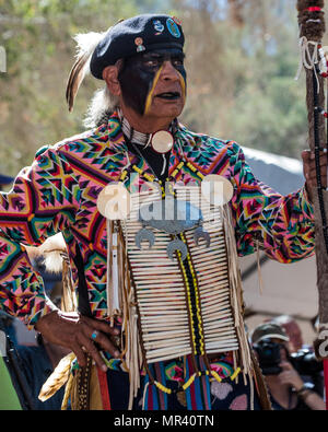 Les adultes avec un aîné regalia traditionnels à l'assemblée annuelle de rassemblement pow wow Chumash à Live Oak California camp Banque D'Images