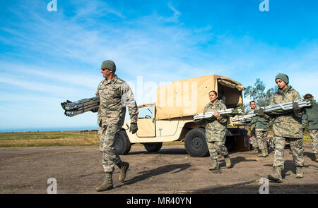 Aviateurs avec le 433rd Squadron courriers médicaux d'une portées dans perperation Humvee pour les patients pendant l'exercice Patriot 27 avril 2017 Crochet à Vandenberg Air Force Base, en Californie. Patriot crochet est un exercice conjoint annuel-service coordonné par l'Air Force Reserve, conçu pour intégrer l'armée et les premiers intervenants d'organismes fédéraux, des états et des organismes locaux en offrant de la formation à se mobiliser rapidement et de déployer dans les avions militaires en cas de catastrophe naturelle ou d'urgence régionaux. (U.S. Air Force photo par Benjamin Faske) Banque D'Images