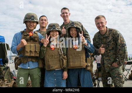 Des ressortissants japonais et des Marines avec le Siège et support compagnie, 3e Bataillon, 8e Régiment de Marines, 2e Division de marines prendre une photo de groupe au cours de la 41e Japon d'autodéfense maritime - Marine Corps Air Station Iwakuni Journée de l'amitié au MCAS Iwakuni, Japon, le 5 mai 2017. Depuis 1973, MCAS Iwakuni a tenu une seule journée air show conçu pour favoriser des relations positives et d'offrir une expérience d'élévation qui affiche le soutien communautaire entre les États-Unis et le Japon. Le spectacle aérien englobe également les États-Unis et le Japon divers avions statiques, numéros aériens et demonstrati Banque D'Images