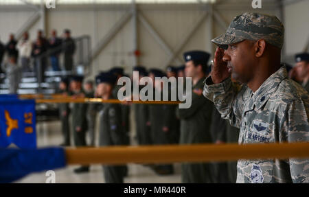 Le lieutenant-colonel Jaron Roux, 62e Escadron de soutien de commandant, salue le drapeau des États-Unis pendant l'hymne national lors du 62e Groupe d'opérations cérémonie de passation de commandement le 1 mai 2017, at Joint Base Lewis-McChord, dans l'État Le nouveau commandant, le Colonel Mark Fuhrmann, pas sa première fois à la base aérienne McChord, a déjà été affecté au 7ème escadron de transport aérien battant C-141B Starlifter et C-17 Globemaster III au début des années 2000. (U.S. Air Force photo/Senior Airman Jacob Jimenez) Banque D'Images