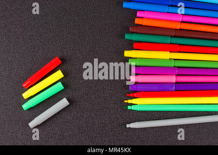 Multy crayons de couleur sur le fond noir Banque D'Images
