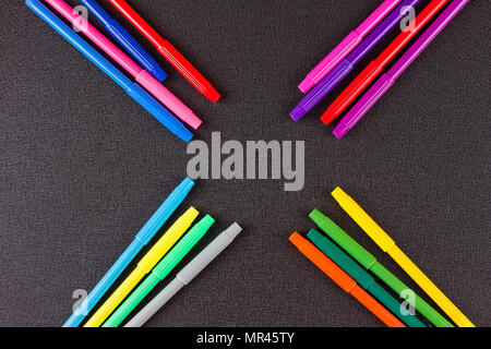 Multy crayons de couleur sur le fond noir Banque D'Images