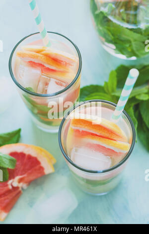 Pamplemousse à la menthe cocktail rafraîchissement menthe sur fond de couleur. Agrumes saine boisson d'été. Tonique Banque D'Images