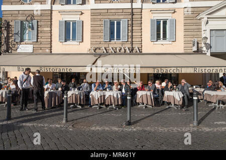 Rome Italie, bar restaurant Canova Piazza del Popolo,personnes touristes assis en terrasse de la rue et square. Banque D'Images