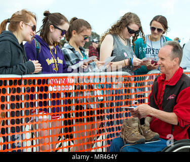 Wings Over Solano Air Show était un événement de sensibilisation de l'aviation publique qui s'est tenu à la base aérienne de Travis le 6 mai 2017. L'image d'archive documente un artiste de l'aviation interagissant avec les spectateurs pendant les sessions d'autographes programmées lors de l'événement. Le tirage photographique historique rend compte des activités d'engagement communautaire associées aux spectacles aériens militaires. Banque D'Images