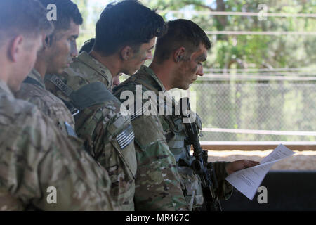 Le Sgt. Evan Gunther (à droite), chef d'équipe à la 3ème Division d'infanterie pour l'escouade Gainey Cup, lit un scénario pour un produit chimique, biologique, radiologique et réaction chimique cas 2 mai 2017 à Fort Benning, Géorgie La 3e brigade s'est classée deuxième à l'ID de la compétition de la Coupe 2017 Gainey, qui met en valeur la compétence, l'endurance physique et mentale, et l'esprit de compétition des soldats en reconnaissance de cavalerie recon et formations. (U.S. Photo de l'armée par le sergent. Candace Mundt/libérés) Banque D'Images