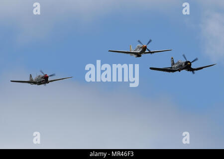 Un F4U-4 Corsair, P-51 Mustang et P-40 Warhawk effectuer au cours de la Garde nationale de Caroline du Sud et la masse de l'air Expo à McEntire Joint National Guard Base, S.C., le 5 mai 2017. Cette expo est une démonstration des capacités de la Garde nationale de Caroline du Sud, aviateurs et soldats en disant merci pour le soutien des collègues sud Carolinians et la communauté environnante. (U.S. Photo de la Garde nationale aérienne capitaine principal Sgt. Edward Snyder) Banque D'Images