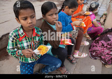 L'Inde, Uttar Pradesh, Varanasi, les enfants mangent une collation de bhel puri sur les ghats. Banque D'Images