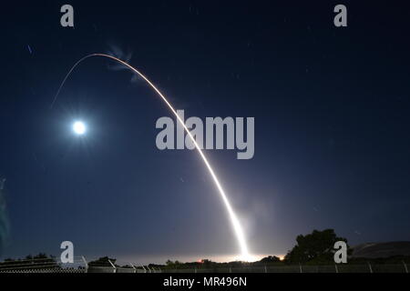 U.S. Air Force non armé de missiles balistiques intercontinentaux Minuteman III lance pendant un test de fonctionnement 3 mai 2017, à Vandenberg Air Force Base, en Californie, une équipe d'Air Force Global Strike Command aviateurs affecté à la 341e Escadre de missiles à la Malmstrom Air Force Base, au Montana, a lancé l'ICBM Minuteman III équipé d'un seul véhicule de rentrée de test. (U.S. Air Force photo par un membre de la 1re classe Daniel Brosam) Banque D'Images