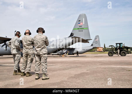 Les membres du 913e Escadron de maintenance sur l'apparence de haute direction en équipe à partir de la 96e escadre aérienne pratiques Port une On-Load Odd-Load/moteurs en marche (ERO) d'un C-130J Super Hercules au cours de la formation de l'unité assemblée générale (UTA) week-end 2 avril 2017, à Little Rock Air Force Base, arche. L'équipe sera en compétition cette année au Défi à Port Dawg Dobbins Air Reserve Base, GA (États-Unis Air Force photo par le Sgt. Jeff Walston/libérés) Banque D'Images