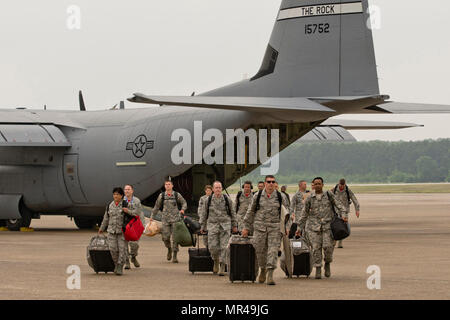 Les membres du 96e Escadron de Port de l'antenne de l'aéronef à l'arrivée à Little Rock Air Force, arche., 28 avril 2017. L'Airman est retourné à Little Rock victorieux, après avoir remporté le 2017 Air Force Reserve Command Port Dawg Défi à Dobbins Air Reserve Base, Ga. Les trois jours de compétition a opposé 23 équipes les unes contre les autres dans 12 événements différents, qui ont été conçues pour favoriser la communication, le leadership, le professionnalisme et la camaraderie entre les participants. (U.S. Air Force photo par le Sgt. Jeff Walston/libérés) Banque D'Images