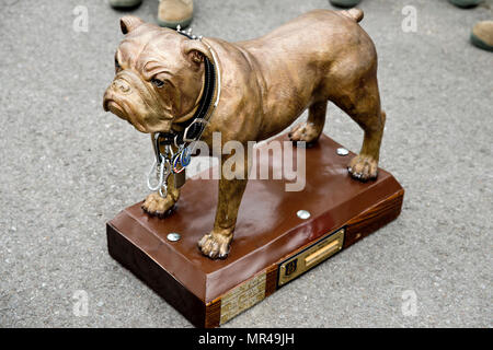 Le 'Top Dawg' trophy transports attend dans ses nouveaux locaux à la base aérienne de Little Rock, Ark., le 28 avril 2017. Le trophée, une sculpture en bronze grandeur nature d'un bouledogue, a été attribué à l'antenne 96e Escadron de Port au cours de la réserve de la Force aérienne 2017 Port Commande Dawg Défi à Dobbins Air Reserve Base, en Géorgie, du 25 au 27 avril. La 96e l'APS est la première unité à gagner l'ensemble du concours deux fois depuis qu'il a commencé en 2010. (U.S. Air Force photo par le Sgt. Jeff Walston/libérés) Banque D'Images