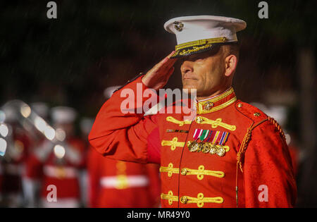 Major Christopher Hall, commandant, U.S. Marine Drum & Bugle Corps, salue le commandant du défilé pendant un défilé vendredi soir chez Marine Barracks Washington D.C., le 5 mai 2017. Les invités d'honneur pour le défilé étaient l'honorable Paul Cook, le 8e District de Californie au Congrès, l'Honorable Jack Bergman, Michigan's 1st Congressional district Membre du Congrès, et l'Honorable Salud Carbajal, du 24e District de Californie au Congrès. L'accueil a été le général Glenn Walters, commandant adjoint de la Marine Corps.(Deux Marine Corps photo par Lance Cpl. D Banque D'Images