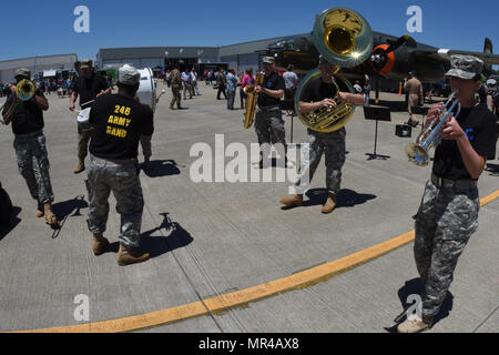 Le 246e U.S. Army Band de la Garde nationale de la Caroline du Sud exécute pendant la cérémonie d'ouverture pour la garde nationale de Caroline du Sud et la masse de l'air Expo à McEntire Joint National Guard Base, S.C., le 6 mai 2017. Cette expo est une démonstration des capacités de la Garde nationale de Caroline du Sud, aviateurs et soldats en disant merci pour le soutien des collègues sud Carolinians et la communauté environnante. (U.S. Photo de la Garde nationale aérienne capitaine principal Sgt. Edward Snyder) Banque D'Images