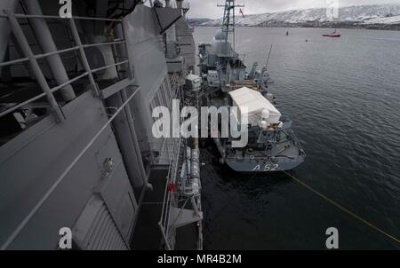 170505-N-HV059-047 Tromso, Norvège (5 mai 2017) Le service de la flotte allemande FGS navire Oste (A 52) Moors à l'extérieur de la classe Ticonderoga croiseur lance-missiles USS Leyte Gulf (CG 55) Le 5 mai 2017. Le Golfe de Leyte mène des opérations navales dans la sixième flotte américaine zone d'opérations à l'appui de la sécurité nationale des États-Unis en Europe. (U.S. Photo par marine Spécialiste de la communication de masse 2e classe Sonja Wickard/libérés) Banque D'Images