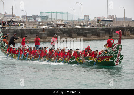 Les Programmes maritimes unique équipe de bateau dragon prend son envol au son du canon de pop au cours de la 43e Festival Razafindrakoto Naha courses de bateaux-dragons Le 5 mai dans la ville de Naha, Okinawa, Japon. Les marines se sont réunis dans des camps Courtney, Hansen et Marine Corps Air Station de Futenma à construire cette équipe. Les Marines ont terminé leur course avec un temps de 5 minutes, 58,6 secondes. Banque D'Images