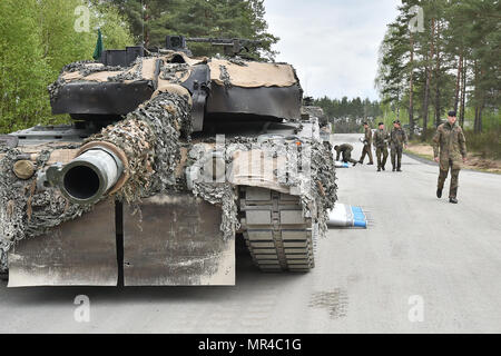 L'Allemagne de l'équipe reçoit des munitions pour son Leopard 2A6 avant d'effectuer l'opération offensive lane au cours de l'Europe forte Défi du réservoir (CEEC) lors de la 7e formation de l'Armée de la commande Zone d'entraînement Grafenwoehr, Allemagne, le 09 mai, 2017. La Commission nationale de l'économie est organisée conjointement par l'Europe de l'armée américaine et l'armée allemande, 12 mai 2017. Le concours est conçu pour projeter une présence dynamique, favoriser le partenariat militaire, de promouvoir l'interopérabilité, et fournit un environnement de partage de tactiques, techniques et procédures. Six pelotons de l'OTAN et les pays partenaires sont dans la compétition. (U.S. Photo de l'armée par Visual Banque D'Images