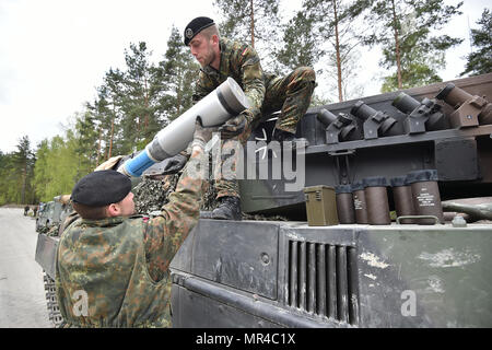 L'Allemagne de l'équipe reçoit des munitions pour son Leopard 2A6 avant d'effectuer l'opération offensive lane au cours de l'Europe forte Défi du réservoir (CEEC) lors de la 7e formation de l'Armée de la commande Zone d'entraînement Grafenwoehr, Allemagne, le 09 mai, 2017. La Commission nationale de l'économie est organisée conjointement par l'Europe de l'armée américaine et l'armée allemande, 12 mai 2017. Le concours est conçu pour projeter une présence dynamique, favoriser le partenariat militaire, de promouvoir l'interopérabilité, et fournit un environnement de partage de tactiques, techniques et procédures. Six pelotons de l'OTAN et les pays partenaires sont dans la compétition. (U.S. Photo de l'armée par Visual Banque D'Images