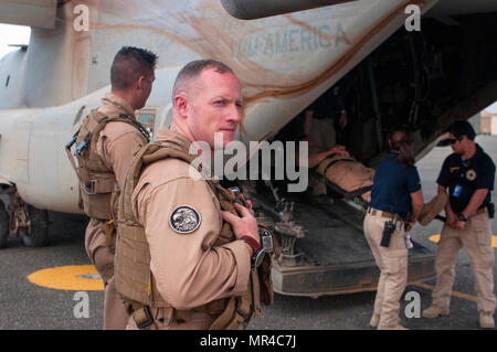 Le capitaine du Corps des Marines américain Nathan cadre, d'un MV-22 Osprey avec Marine Pilote de l'escadron à rotors basculants moyen - 364 (VMM-364), supervise la victime du chargement et du déchargement des méthodes employées lors d'un exercice de formation conjointe avec des assistants médicaux de combat, à partir de la 86e Hôpital de soutien au combat, et les techniciens d'urgence médicale de groupe de soutien de secteur - Koweït, des services d'urgence, au Camp Arifjan, au Koweït, le 8 mai 2017. (U.S. Photo de l'armée par le Sgt. Christopher Bigelow) Banque D'Images