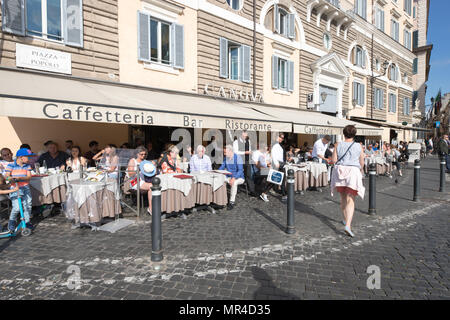 Rome Italie, CANOVA Bar restaurant, les gens touristes assis en terrasse de la rue. Banque D'Images