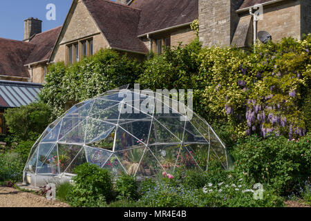 Solardome géodésique de verre devant le manoir, partie de Kathy Brown's Garden, Stevington, Bedfordshire, Royaume-Uni Banque D'Images