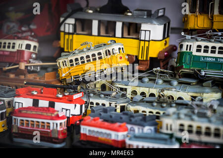 Toy tramways pour vendre à Lisbonne, Portugal. Banque D'Images