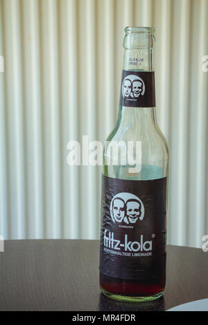 Berlin, Allemagne - le 19 mai 2017 : bouteille de cola de la marque 'Fritz Kola' sur une table. Banque D'Images