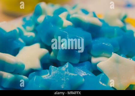 Close up of bowl avec des bonbons gommeux savoureux sucré aux enfants fête d'anniversaire. Banque D'Images