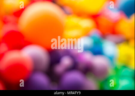 Résumé fond flou lumineux de fatras de ballons de couleur arc-en-ciel pour célébrer la fierté gay Banque D'Images