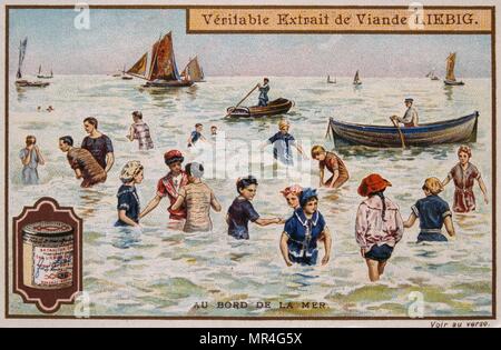 Carte Leibig français daté vers 1900, montrant les touristes nager dans la mer sur une plage en France Banque D'Images