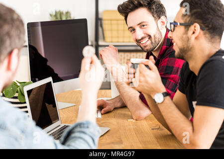 Smiling young man investir sur la bourse. Cryptocurrency e-business Banque D'Images