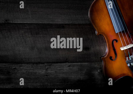 Le violon sur la table, Close up de violon sur le parquet, vue de dessus encore de violon sur plancher en bois foncé Banque D'Images