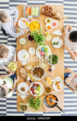 Vue de dessus sur la table avec de la nourriture. Groupe d'enfants de manger sain le dîner avec des légumes Banque D'Images