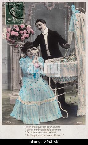 Nouvelle année française carte postale représentant un couple de la classe moyenne dans l'établissement 1900 aromatiques Banque D'Images