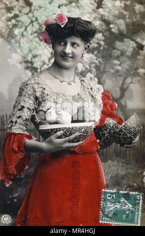 Vintage, français, carte postale représentant une femme pensive dans un costume médiéval rouge. 1900 Banque D'Images