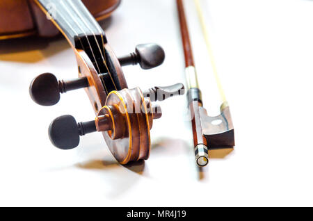 Le violon sur la table, Close up de violon sur le parquet, vue de dessus encore de violon sur plancher en bois foncé Banque D'Images