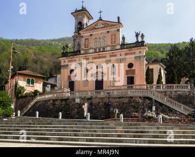 Église de S. Ambrogio à Porto Ceresio entouré de montagnes couvertes de bois, sur une journée ensoleillée,Italie Banque D'Images