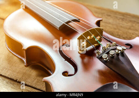 Le violon sur la table, Close up de violon sur le parquet, vue de dessus encore de violon sur plancher en bois foncé Banque D'Images