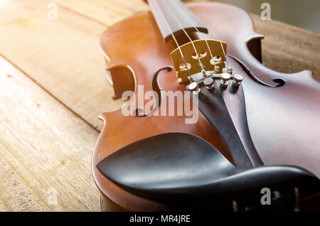 Le violon sur la table, Close up de violon sur le parquet, vue de dessus encore de violon sur plancher en bois foncé Banque D'Images