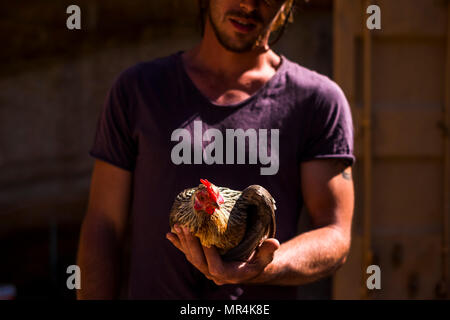 L'amitié et de vie végétarien pour les hommes de prendre une cuisine tranquille sur sa main. lui faire confiance et l'humain pour un nouvel avenir sustenible. Banque D'Images