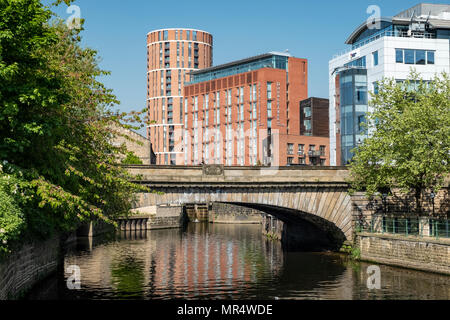 Anciens bâtiments industriels et des appartements modernes sur quai réaménagé par la rivière Aire dans le secteur riverain, Leeds, West Yorkshire, Angleterre, Royaume-Uni. Banque D'Images