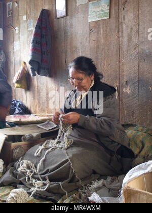 Le Sikkim-tibétain femme locale travaille dans le village, Gangtok, Sikkim, INDE,Ville , 16 avril 2013. Banque D'Images