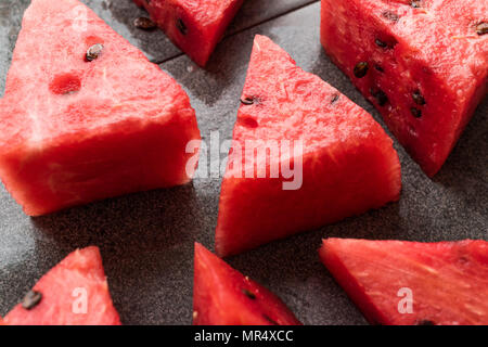 Les tranches de melon sur la surface grise. Fruit d'été bio. Banque D'Images