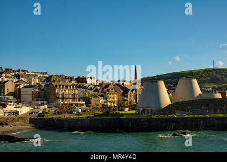 Vue d'Ilfracombe ville sur un après-midi ensoleillé avec le front et Théâtre Landmark en premier plan Banque D'Images