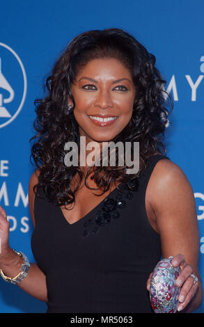 Natalie Cole arrive pour la 44e conférence annuelle des Grammy Awards au Staples Center de Los Angeles, Ca., 10 févr. 27, 2002. ColeNatalie02 Red Carpet Event, Vertical, USA, Cinéma, Célébrités, photographie, Bestof, Arts, Culture et divertissement, Célébrités Topix fashion / Vertical, Best of, événement dans la vie d'Hollywood, Californie - Tapis rouge et en backstage, USA, Cinéma, Célébrités, cinéma, télévision, Célébrités célébrités musique, photographie, Arts et culture, Bestof, divertissement, Topix headshot, vertical, une personne, à partir de l'an 2002, enquête tsuni@Gamma-USA.com Banque D'Images