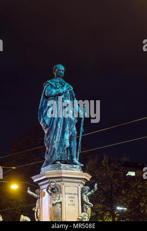 Maxmonument (1875), statue de Maximillian II par Kaspar von Zumbusch sur la Maximilianstrasse la nuit, Munich, Allemagne Banque D'Images