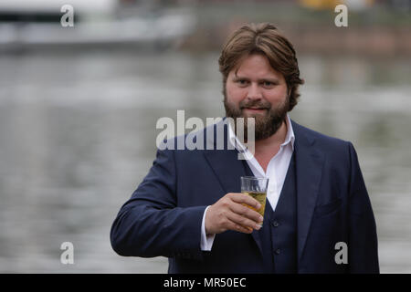 L'acteur Antoine Monot Jr., pose avec un verre de cidre. 4 nouveaux épisodes de la relance de la série TV 'Ein Fall für zwei' (un cas pour deux) sont filmés à Francfort pour l'état allemand de télévision payante ZDF (Zweites Deutsches Fernsehen). Il étoiles Antoine Monot, Jr. comme procureur de la défense Benjamin "Benni" Hornberg et Wanja mues comme enquêteur privé Leo Oswald. Les épisodes sont réalisé par Thomas Nennstiel. Les épisodes sont mis à l'air en octobre. (Photo de Michael Debets / Pacific Press) Banque D'Images
