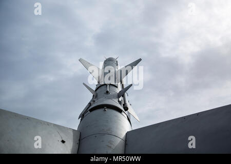 Ancien missile fusée sur fond de ciel Duotone Banque D'Images